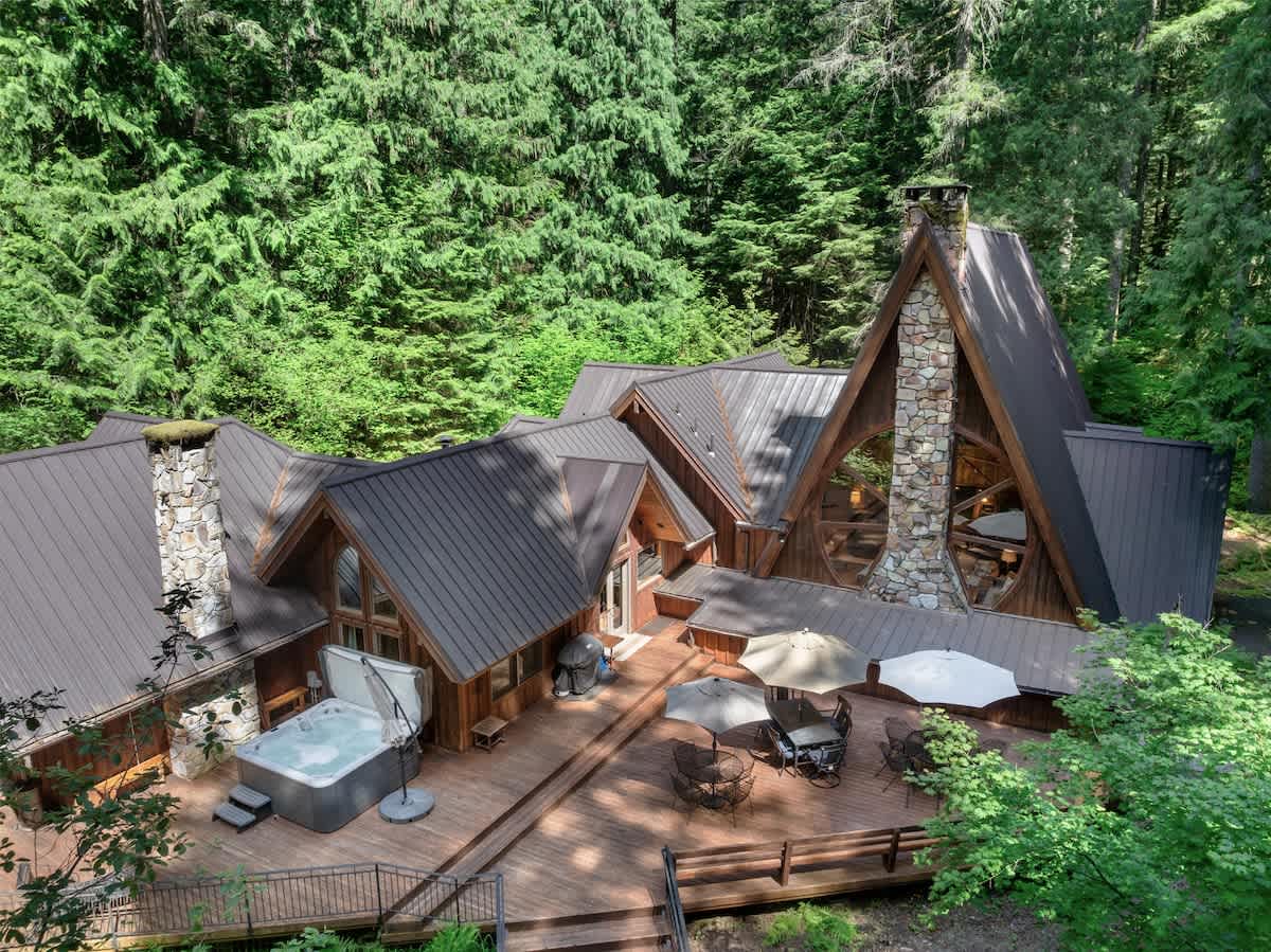 Forrest Lodge Large Private Luxury w Hot Tub — photo 1
