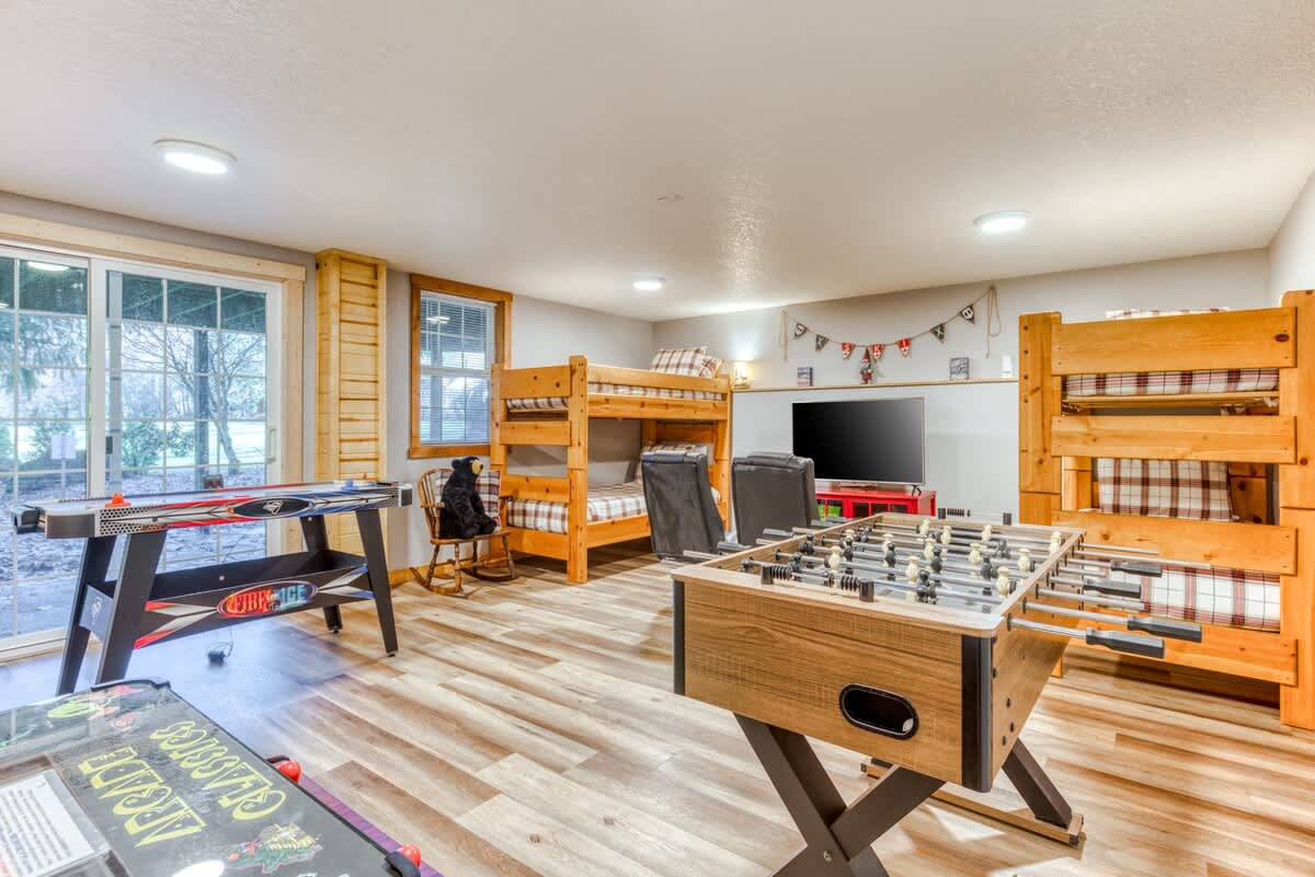 Lazy Bear Lodge: Hot Tub, Game Room & Dogs OK — photo 4