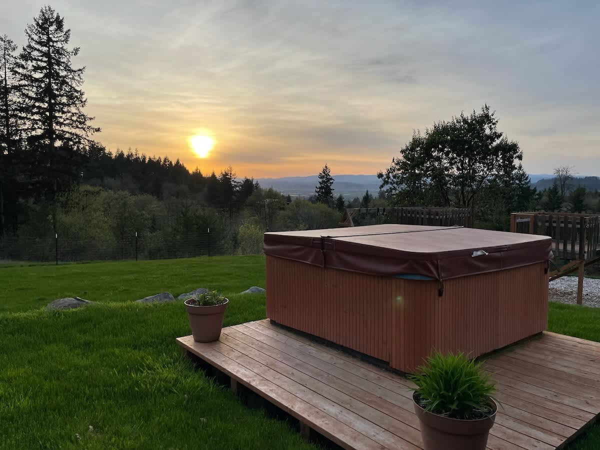 The Perch - Eola Hills Pet Friendly w Hot tub — photo 2