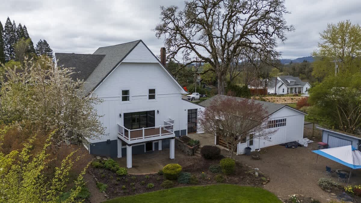 Vintage Terrace: Historic Charm Group-Ready HotTub — photo 1