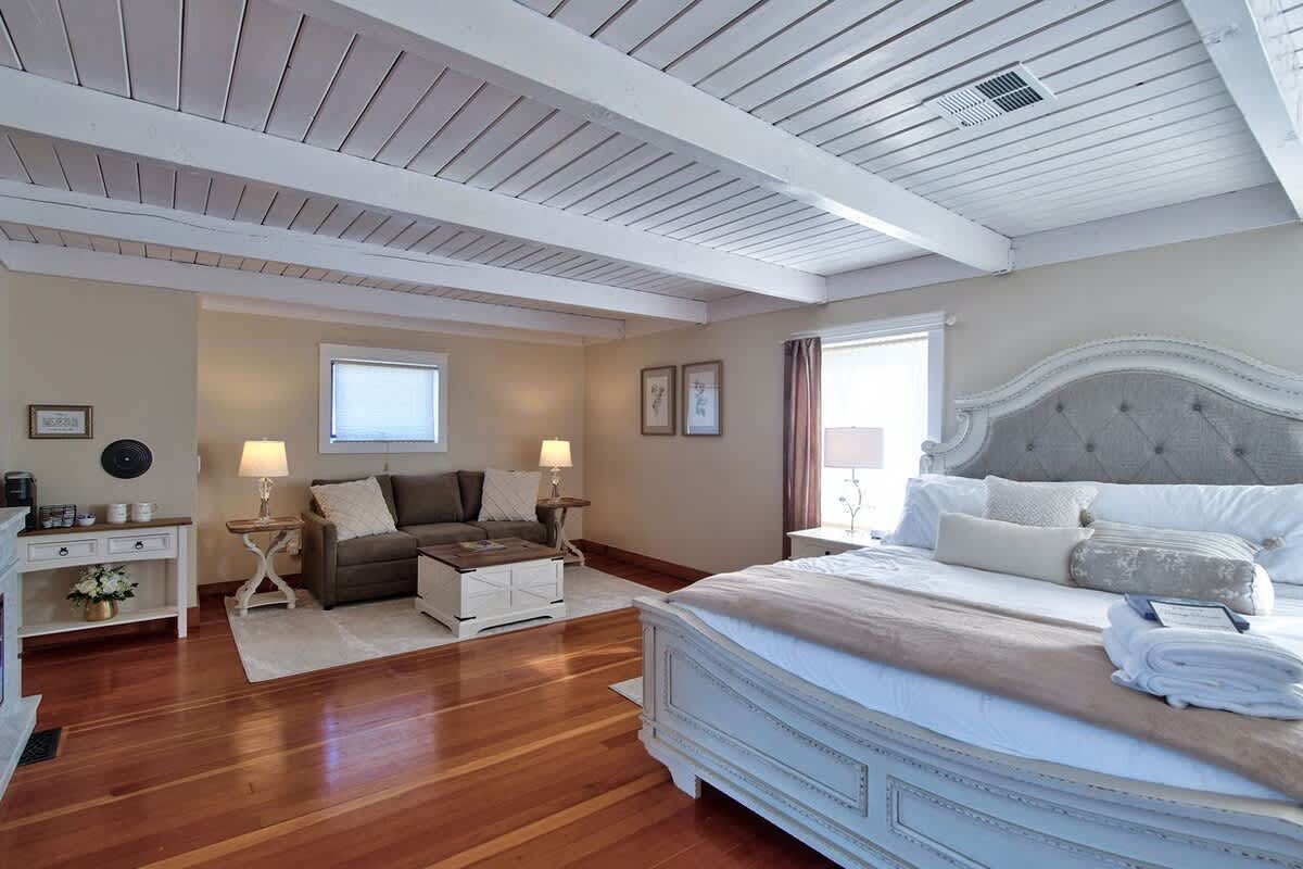 Vintage Terrace Spacious Historic Getaway Hot Tub — photo 4