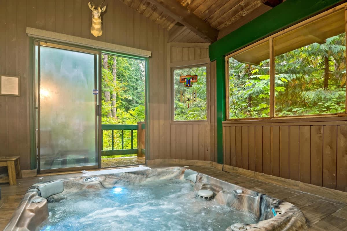 ZigZag Basecamp: Hot Tub & Forest Views — photo 4